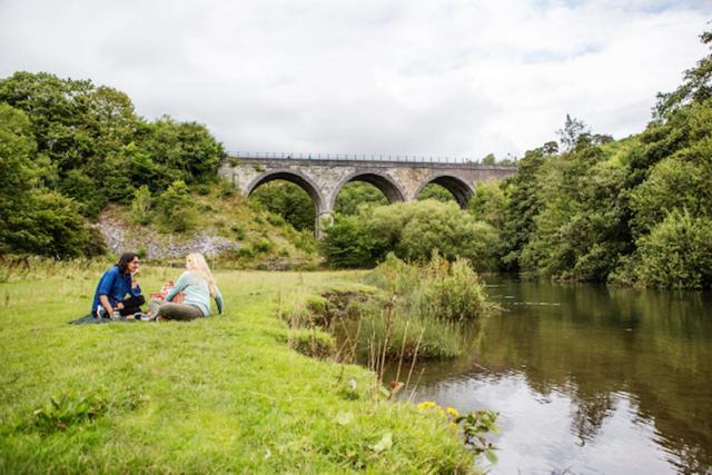 Hassop Station Apartment On The Monsal Trail 贝克韦尔 外观 照片